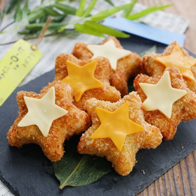 黒いプレートの上に盛られた、星形コロッケ