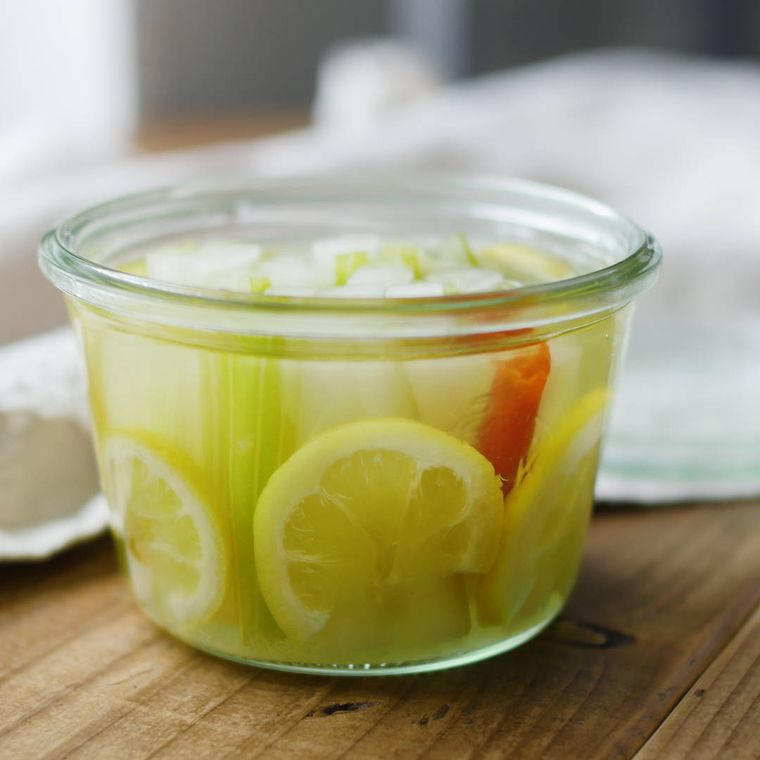 フタ付きのガラス瓶に入っている大根とセロリのレモンピクルス