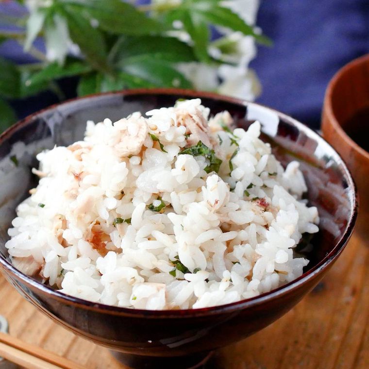 ワイン色の茶碗に盛りつけられた大葉とツナ缶入りの混ぜごはん