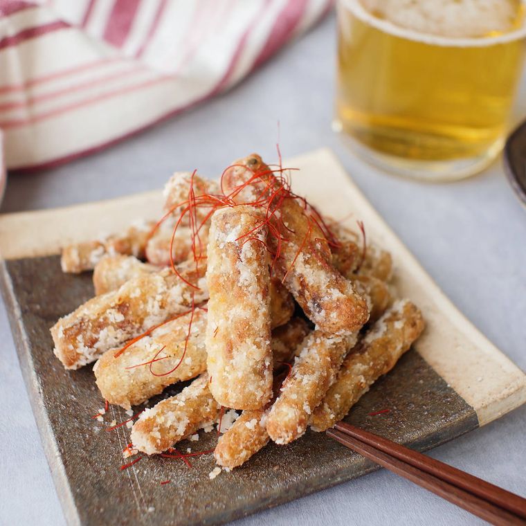 ツートンカラーの角皿に盛りつけられている旨辛ごぼうの唐揚げ