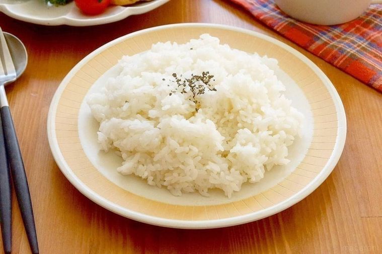 黄色い縁取りのある皿に盛りつけられたガーリックバターライス