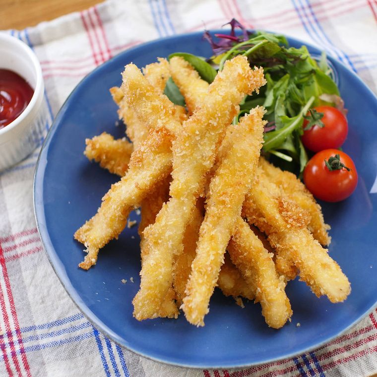 青い丸皿に盛り付けたささみのチーズスティックフライ