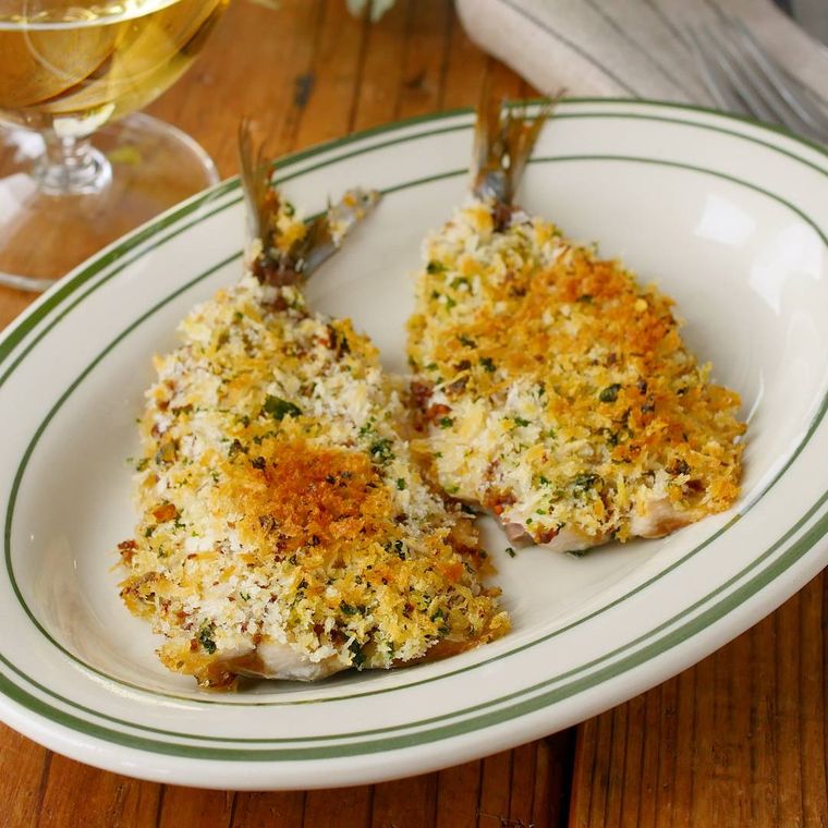 楕円形の皿に盛り付けたいわしのパン粉焼き