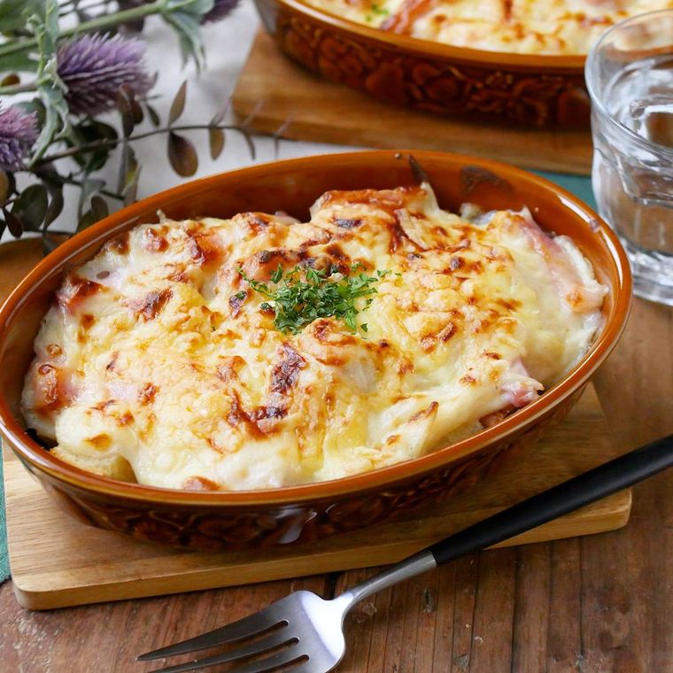 耐熱容器に盛られたパン・オー・グラタン