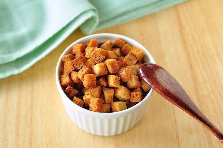 白い器に盛られたクルトン