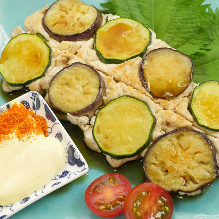 水色の皿に盛られたなすとズッキーニのはさみ焼き