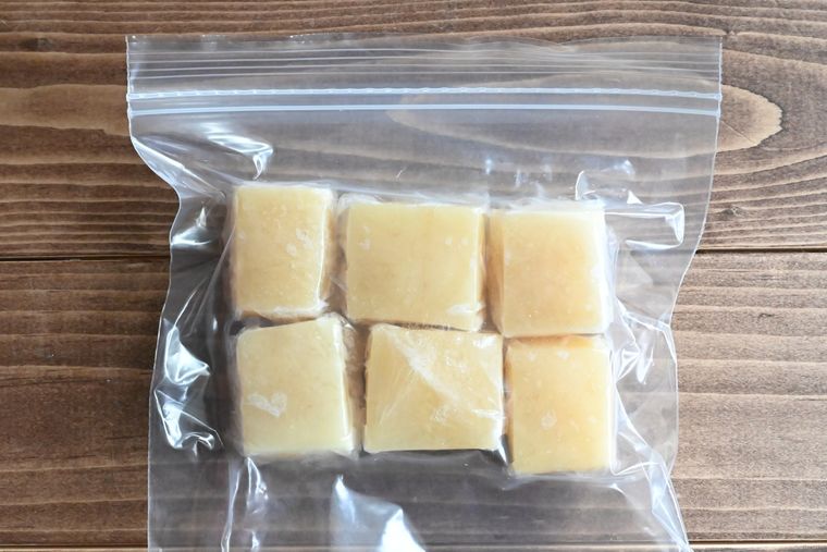 ラップで包んだ6つの豆腐が保存袋に入っている
