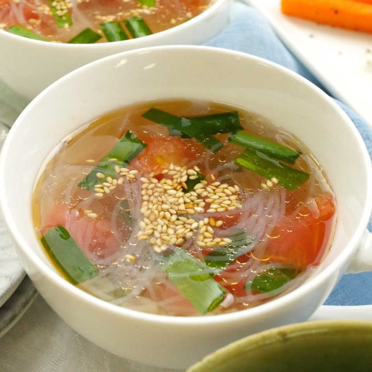白いカップに入ったトマトとニラの春雨スープ