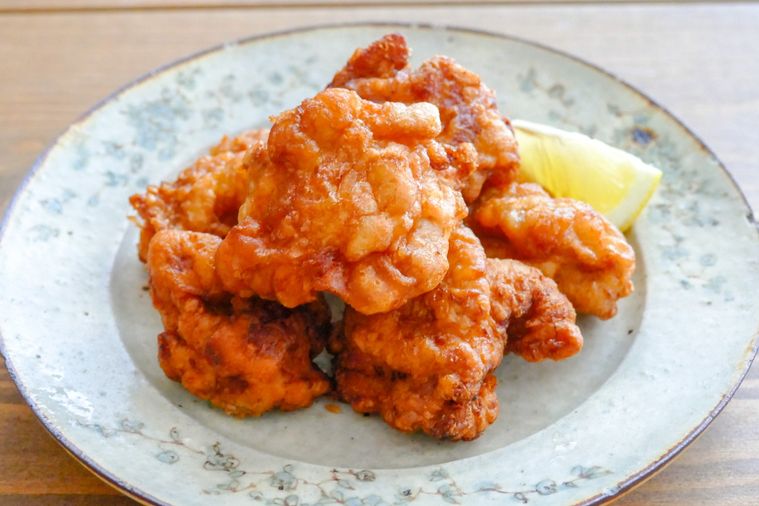 固くならない唐揚げとくし切りのレモンを盛り付けた皿