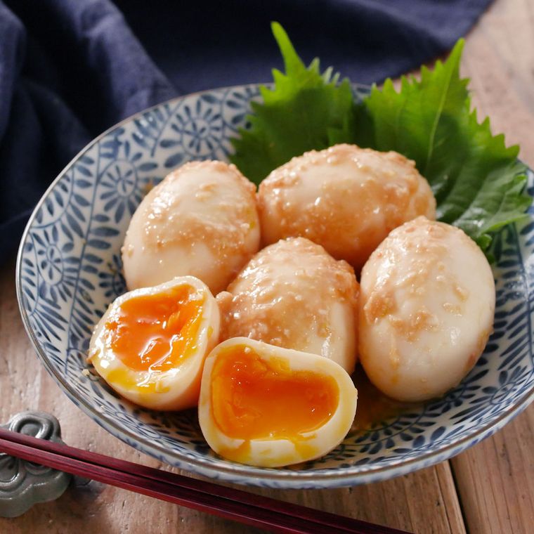 柄物の小鉢に盛りつけられた長ねぎとにんにく入りみそ漬け煮卵