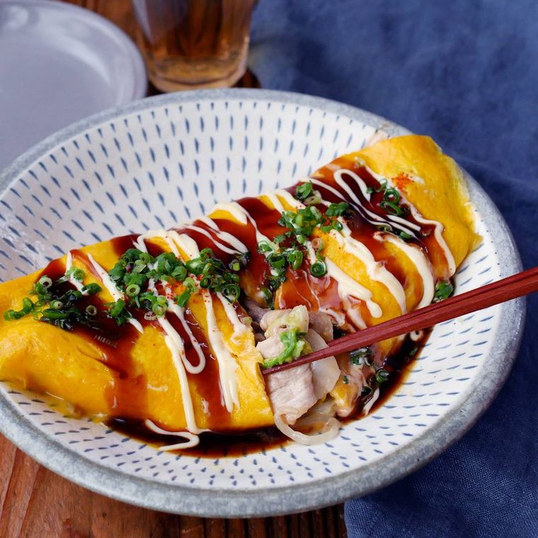 皿に盛りつけられた豚こま肉と白菜、もやし入りのとんぺい焼き