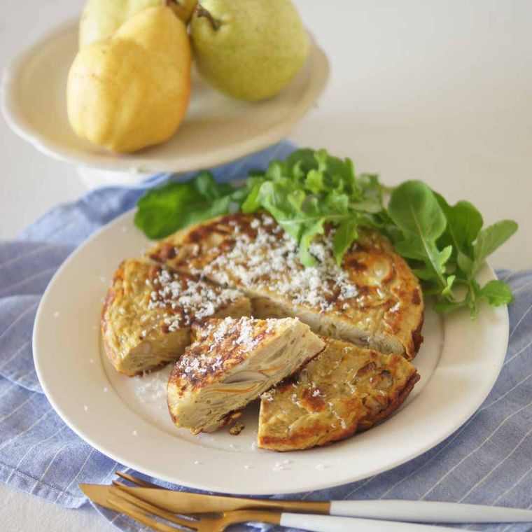 白い皿に盛りつけられた根菜のフリッタータと野菜のつけ合わせ