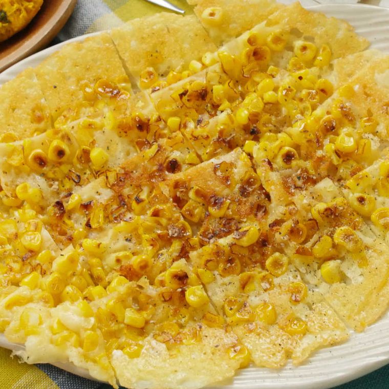 白い皿に盛られた、とうもろこしのパリパリチーズ焼き