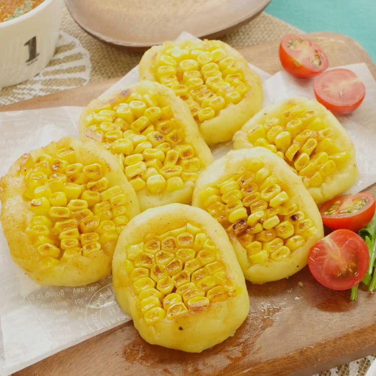 木のトレーに盛られた、焼きもろこしのバター醤油いももち