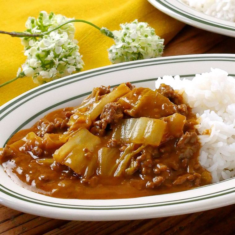 白い皿に盛られた白菜とひき肉のカレー