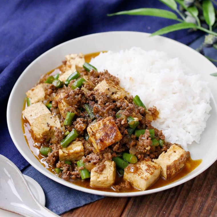 白い皿に盛られた豆腐キーマカレー