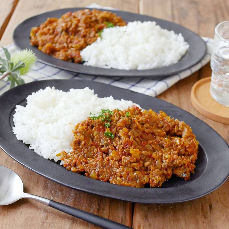 黒い皿に盛られたセロリのキーマカレー