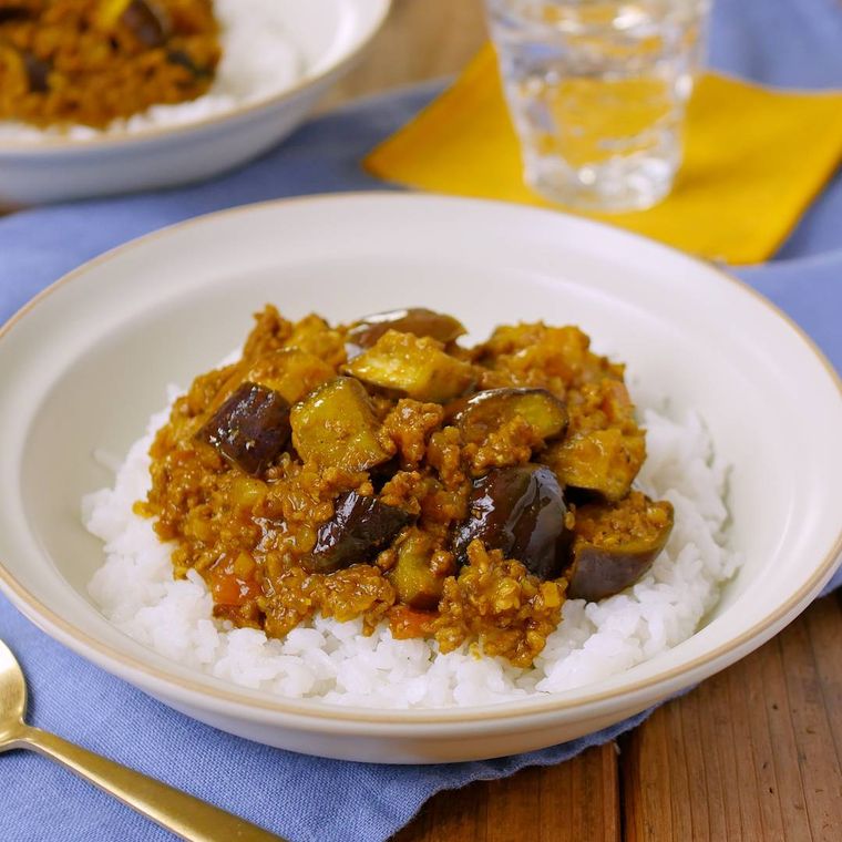 白い皿に盛られたなすのキーマカレー