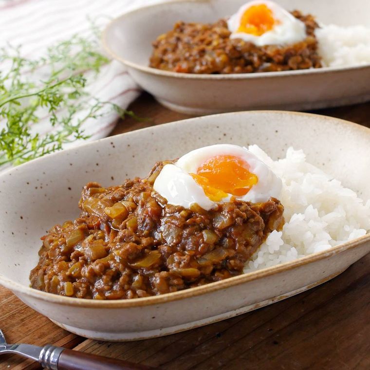 白い皿に盛られたトマトとひき肉のカレー