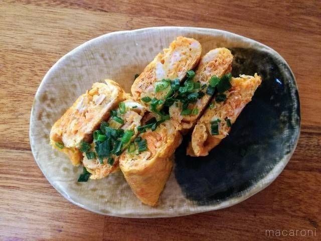皿に盛られたにんじんしりしり入りの卵焼き