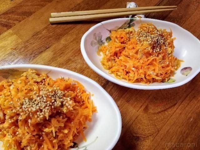 皿に盛られた2人前のにんじんしりしり