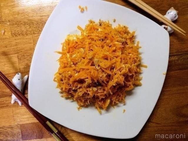 白い皿に盛られためんつゆで作ったにんじんしりしり