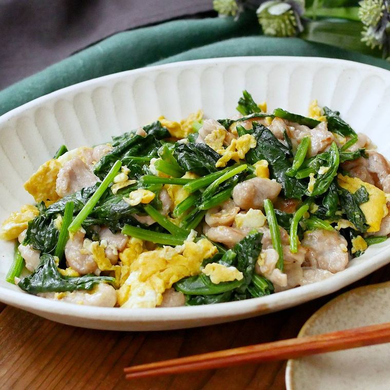 白い皿にのった豚バラ肉とほうれん草のうま塩炒め