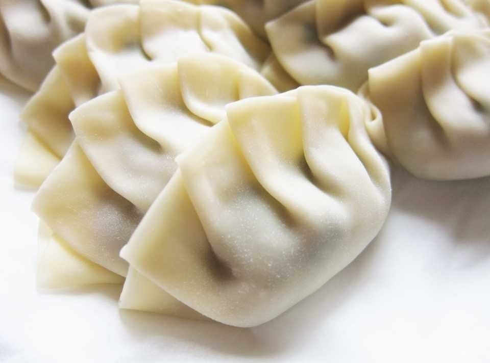 餃子の基本の包み方 簡単テク かわいくアレンジするコツは Macaroni