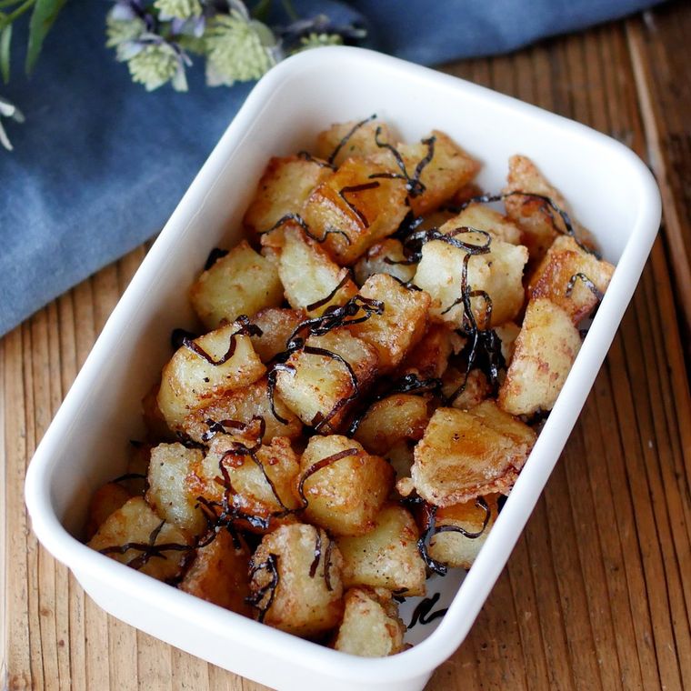 白い四角の保存容器に入ったじゃがいもの塩こんぶバター炒め