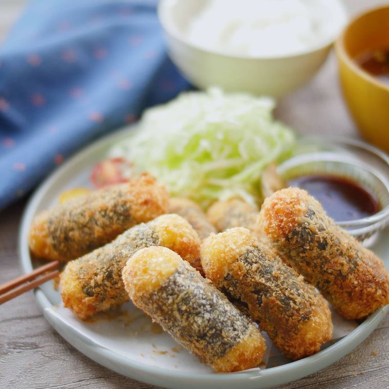 白いお皿に盛られたのりたまごコロッケと千切りキャベツ