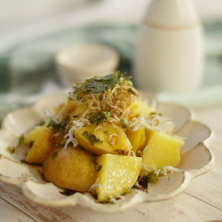 白い花型のお皿に盛られたじゃこじゃがバター