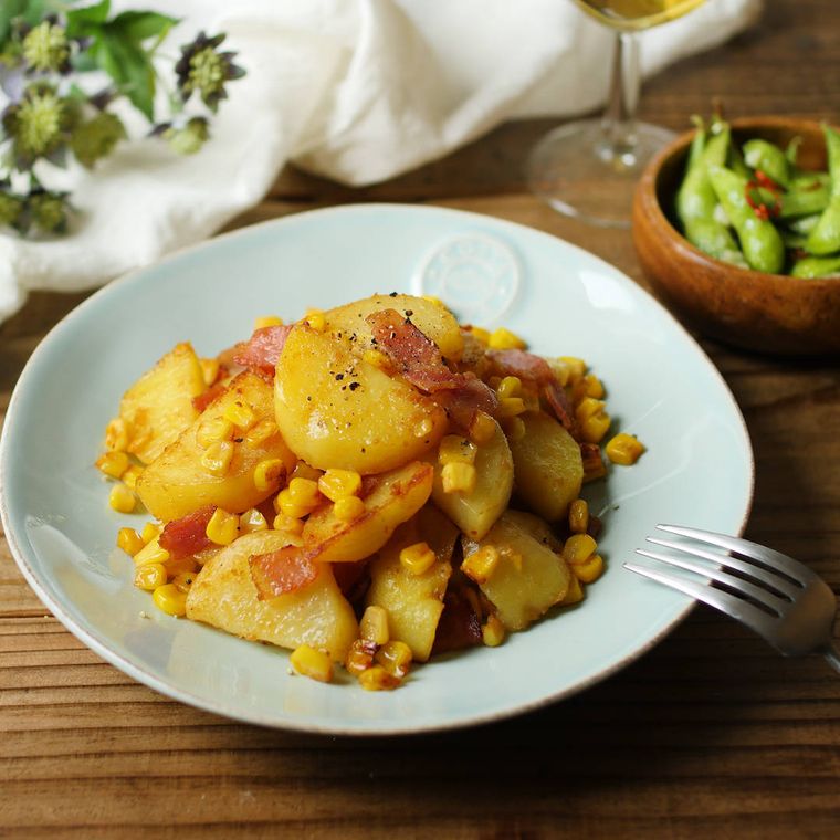 白い丸皿に盛られたじゃがいものみそバターコーン炒め