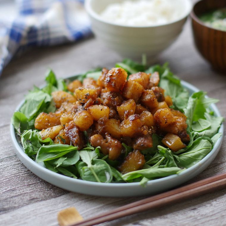 水色の丸皿に盛られた鶏もも肉とじゃがいもの照りマヨ