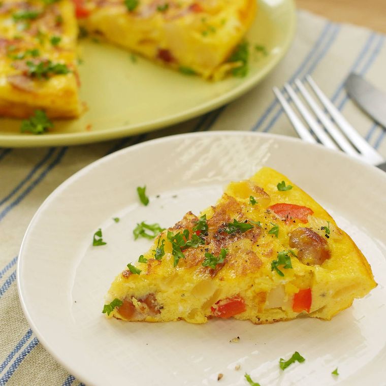 白い丸皿に盛られたじゃがいも入りスペイン風オムレツ