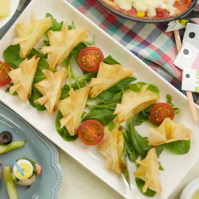 皿に盛り付けられたじゃがマヨパリパリかぶと春巻き