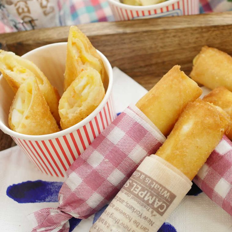 紙コップに入ったえびと卵のスプリングロールと紙でラッピンされたえびと卵のスプリングロール