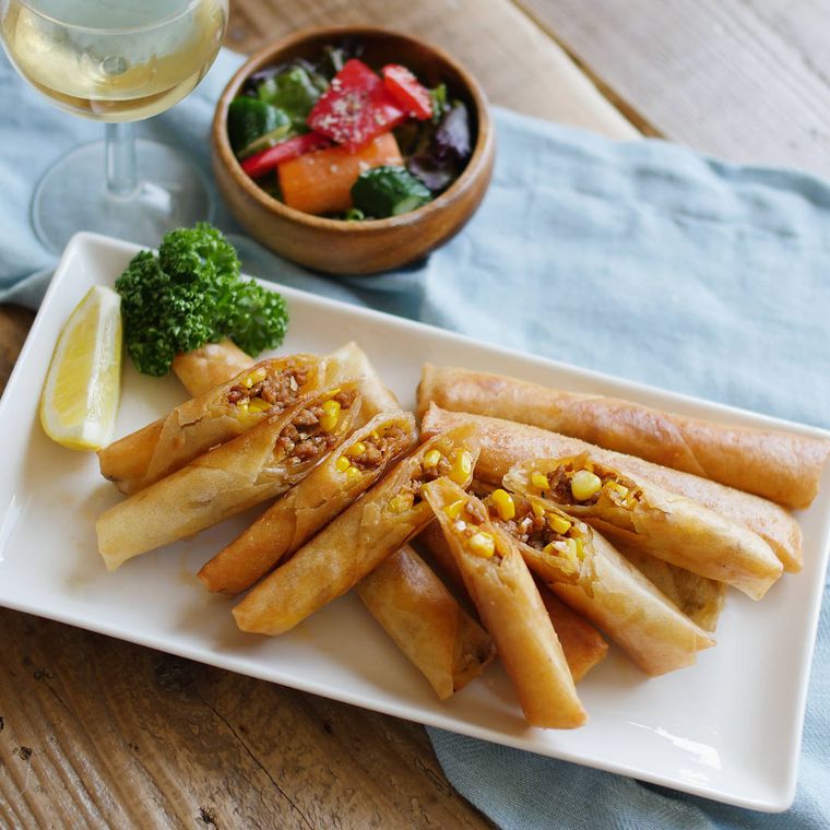 角皿に盛り付けられたとうもろこしのスパイシースティック春巻き