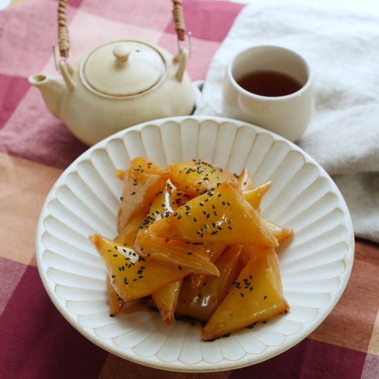 皿に盛り付けられた春巻き大学芋