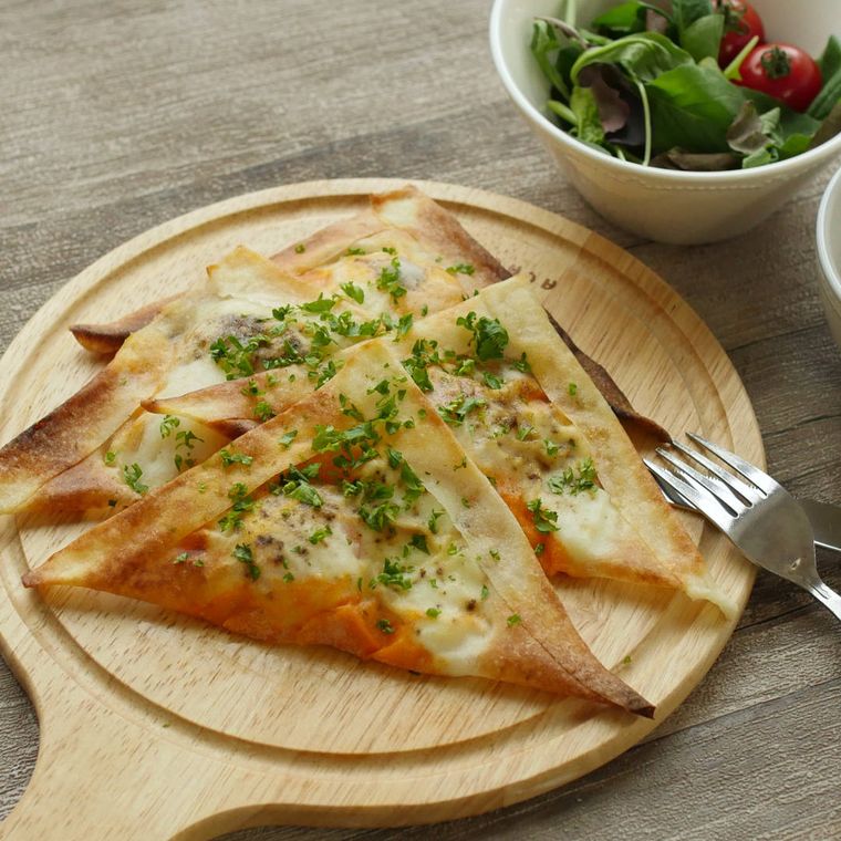 木製ボードに盛り付けられた温泉卵の春巻き