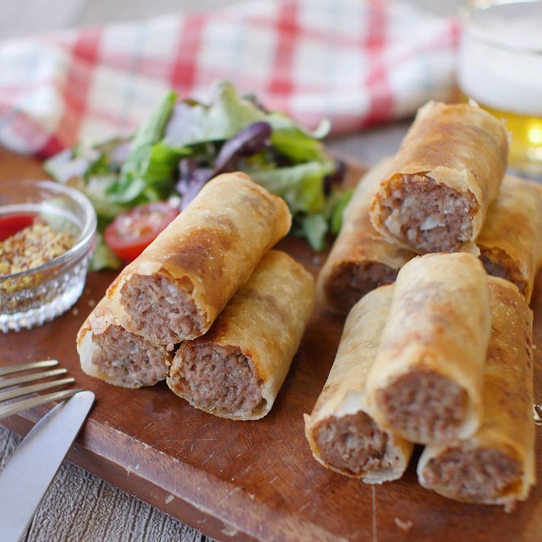 木製ボードに盛り付けられたパリパリ春巻きソーセージ