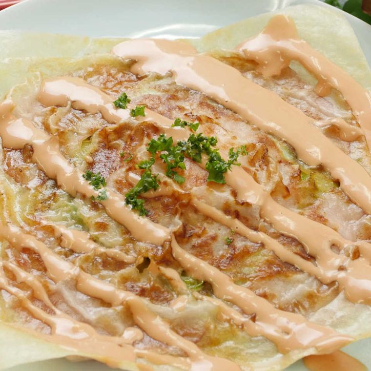 皿に盛り付けられたデカ春巻き