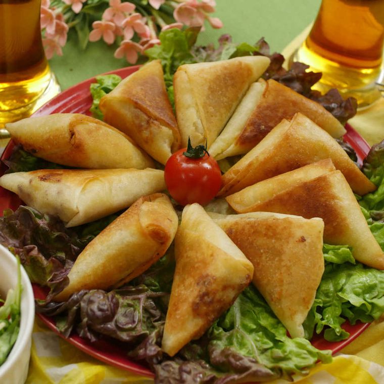 皿に盛り付けられた揚げないチーズコロッケ春巻き