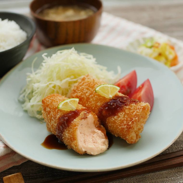 皿に盛り付けられた明太クリームコロッケ