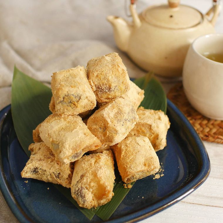 皿に盛り付けられたあんこ餅のパリパリきな粉揚げ