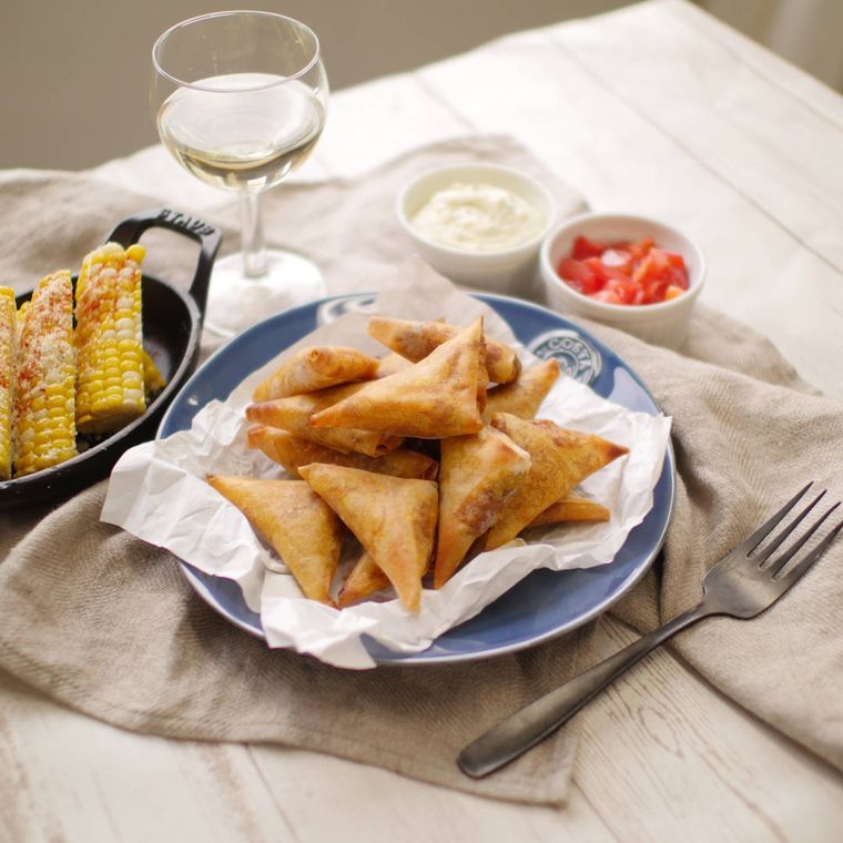 皿に盛り付けられたスパイシーチリビーンズ春巻き