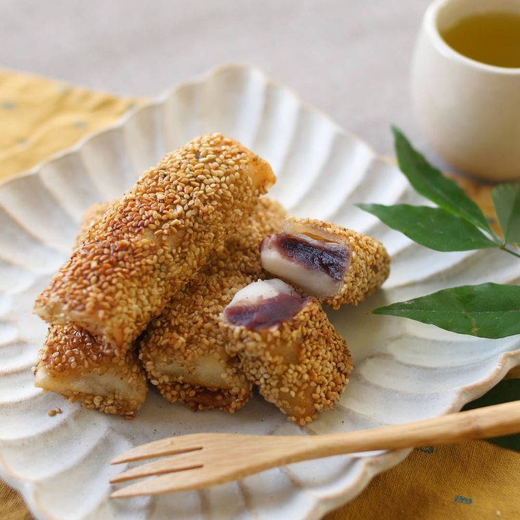 皿に盛り付けられたごまあん春巻き