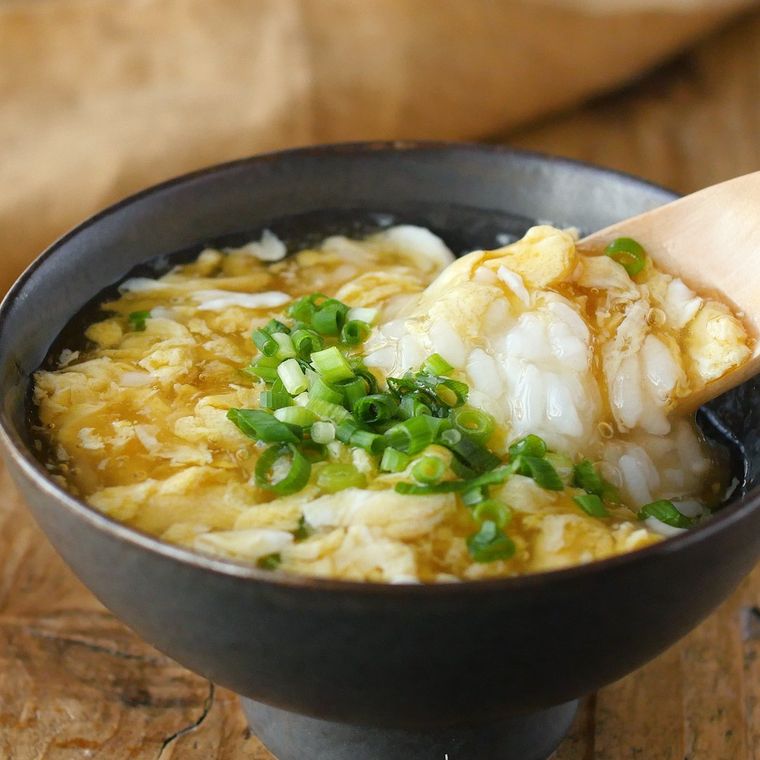 黒い器に盛られた卵あんの和風おかゆ