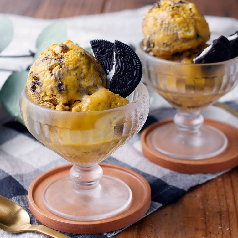 脚付きのグラスに盛り付けられたかぼちゃのアイスクリーム