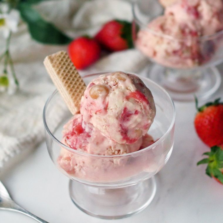 脚付きグラスにウエハースとともに盛られた、ストロベリーチーズアイス