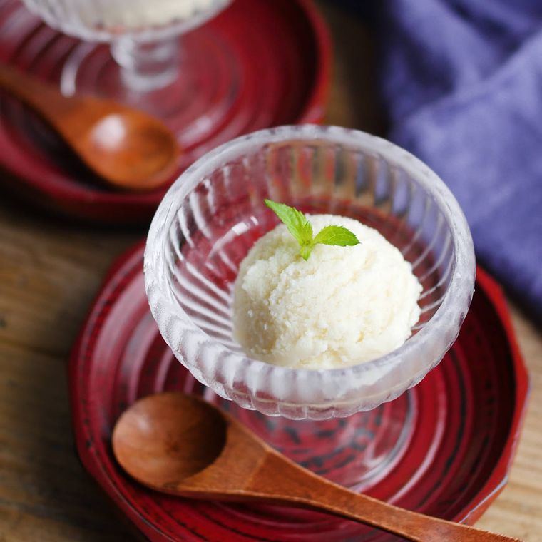 脚付きグラスに盛られた、はちみつ入り豆腐アイス